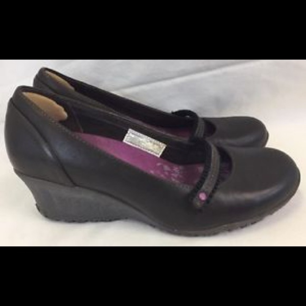 Merrill Petunia Espresso Wedge